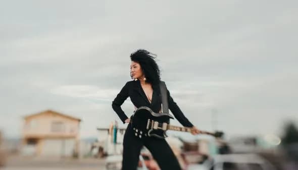 Musikerin mit elektrischer Gitarre
