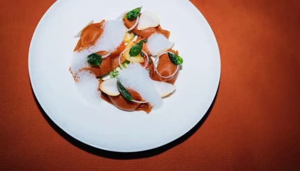 Ein Teller mit angerichtetem Essen