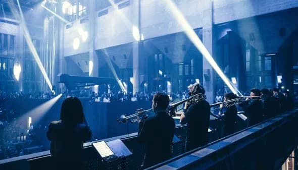 Orchester spielt im Bergson