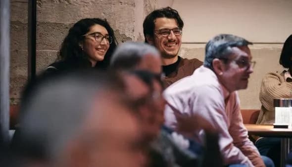 Menschen lachen im Bergson Kabarett